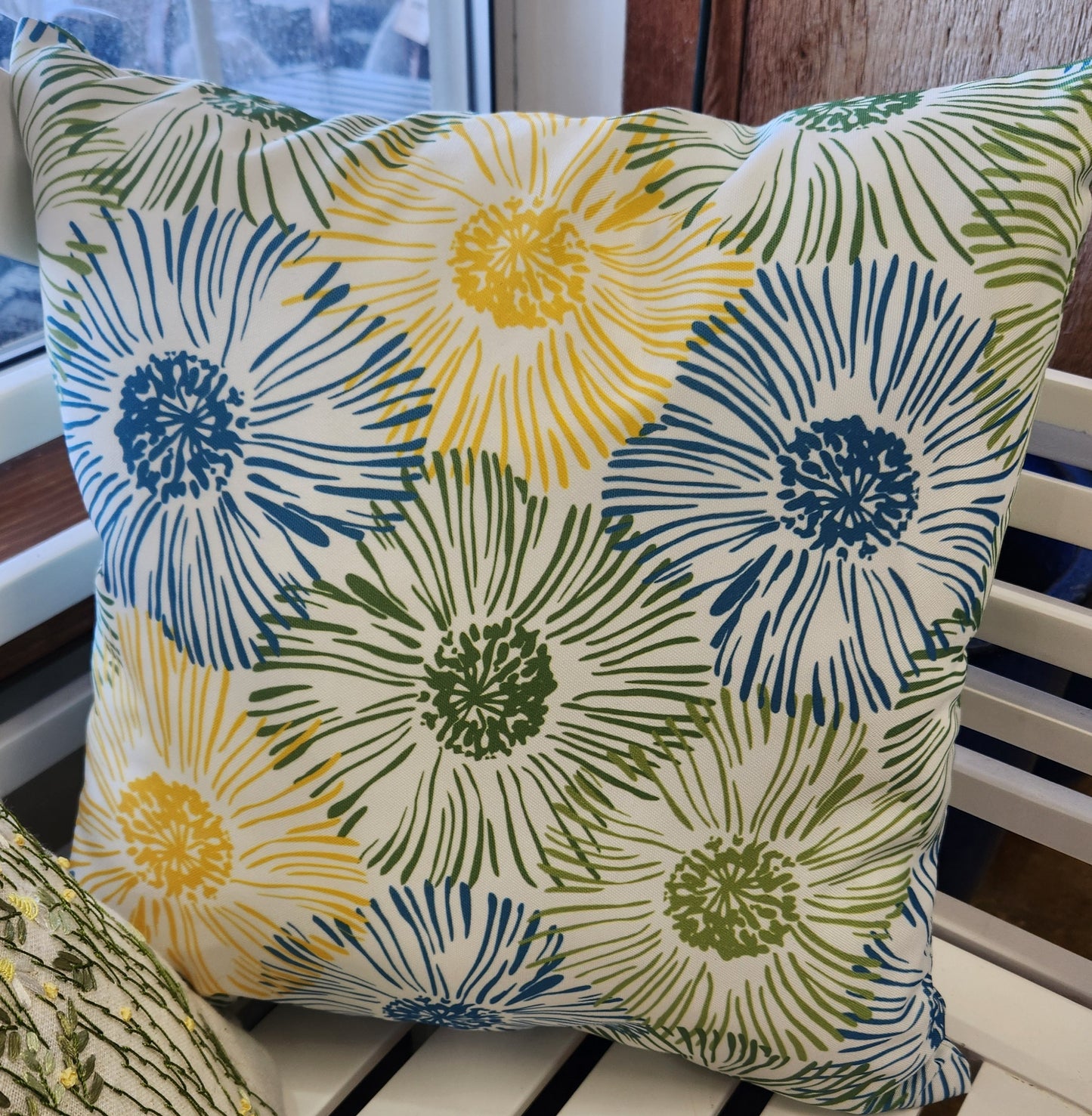 Pillow, Indoor/Outdoor Cottage Living Fleur De Lis (HRSR)